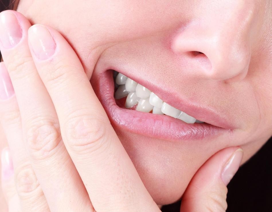 دندان قروچه، علل، علائم، عوارض و درمان دندان قروچه